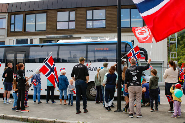 Tårevåt avskjed for legendarisk bussjåfør