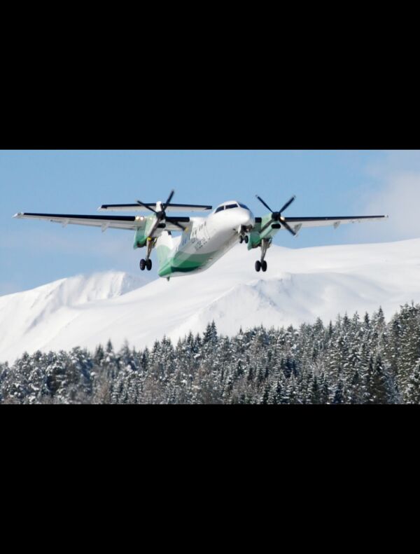 Snøen gjev utfordringar for flytrafikken