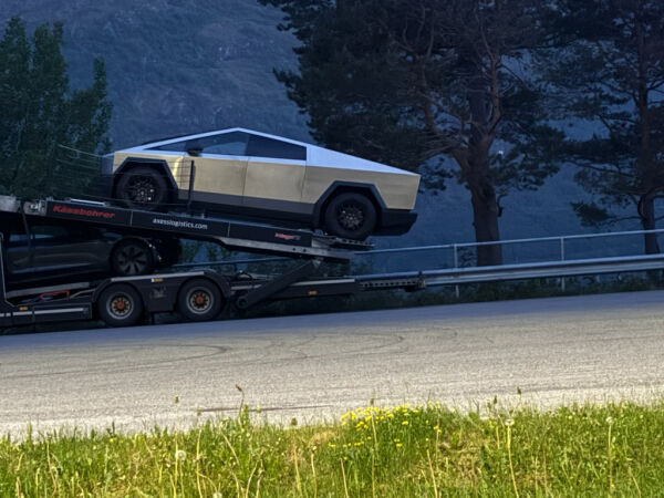 Sagnomsust elbil på reise i Volda