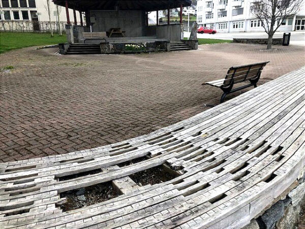 Slitne benkar i Uppheimsparken