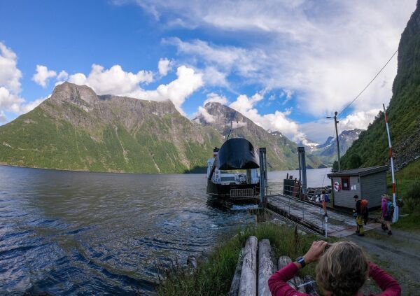Opnar pub på Skår