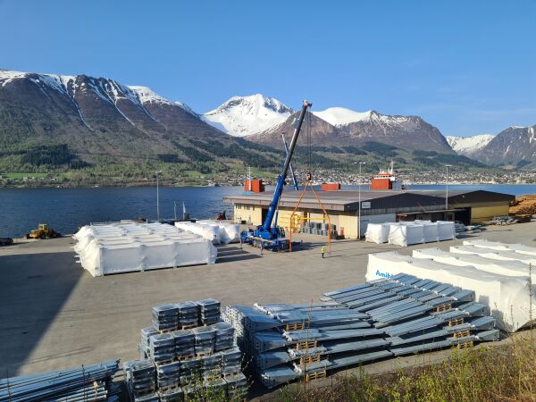 Biogass-reaktorane på plass på Ørstaterminalen