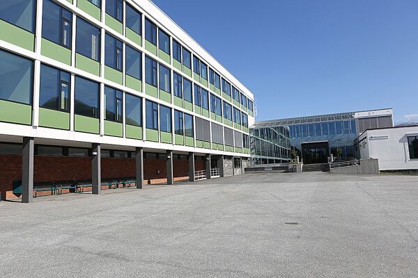 Sende heim elevane kl. 11
