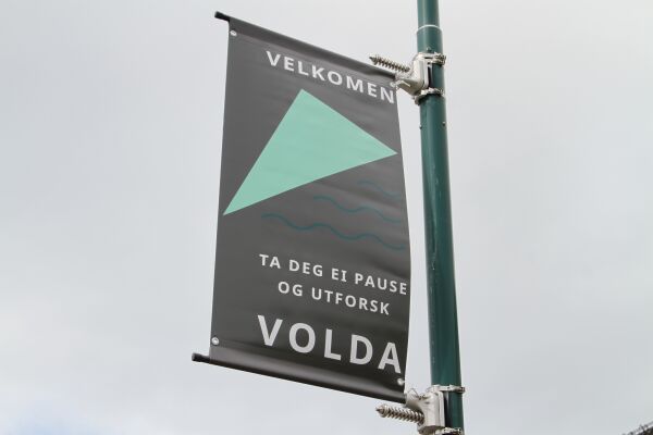 Nye banner ønskjer velkomen til Volda