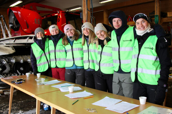 Folkefest i snøkave