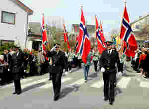17. mai-tog utan uniformert politi