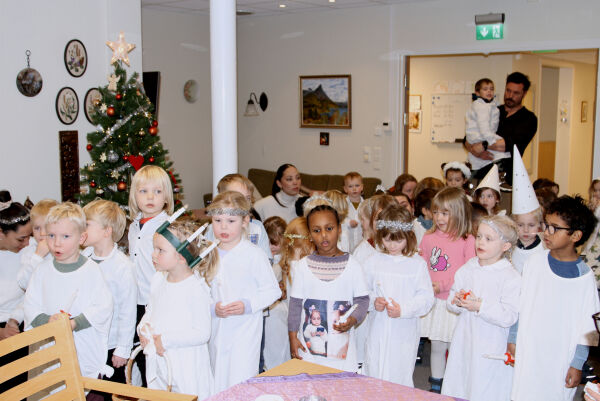 Barnehagen laga julestemning på Fjordsyn