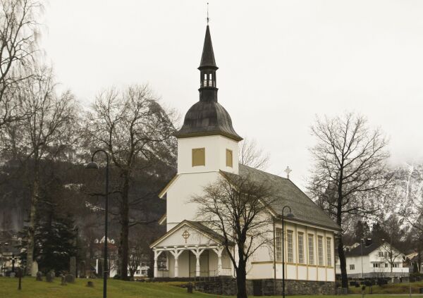 Kolliderte med kyrkjegardsmuren