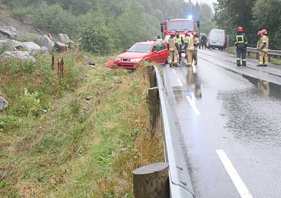 Bil utfor vegen mellom Lianeset og Håvoll