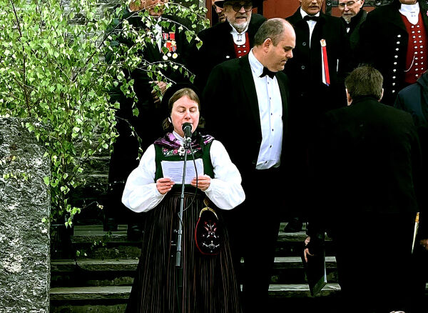 Tale ved bautaen ved Volda kyrkje