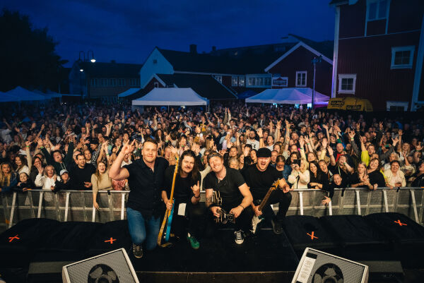 Spelar på alt frå jazz- til countryfestivalar