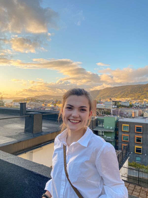 Anna (20) frå Volda skreiv Noreg sin beste eksamen – trass feber og forkjøling
