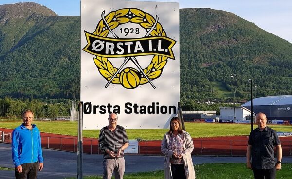 Ørsta-trenarane Elin og Svein-Egil fekk innsatspokalar