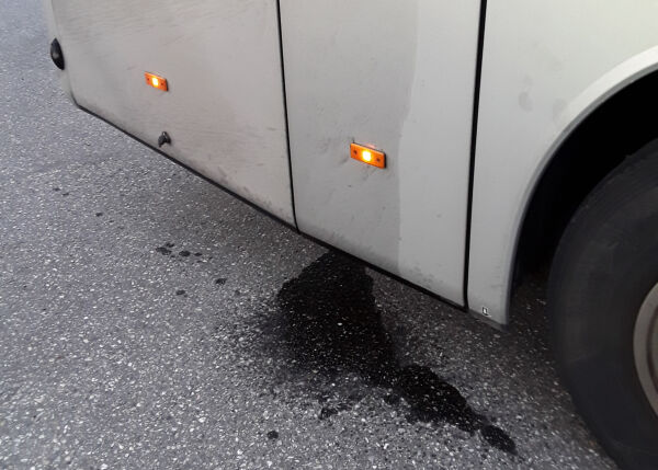 Oppdaga stor diesellekkasje frå buss