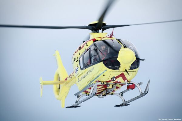Turgåar frakta til sjukehus i helikopter