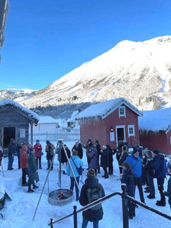 Tek i mot turistar frå heile verda