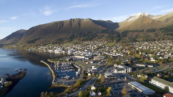 Seglbåt på grunn i Ørsta