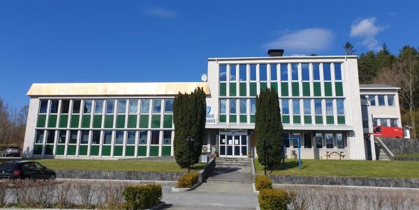 Rådhus opnar etter trussel-stenging