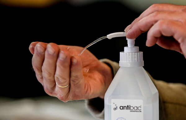 Ber om at handsprit-dispenserane blir fylde opp