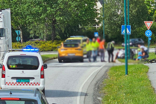 Syklande 7-åring i fotgjengarfelt påkøyrd av bil
