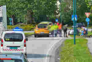 Syklande 7-åring i fotgjengarfelt påkøyrd av bil