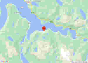 Snøskred stenger veg