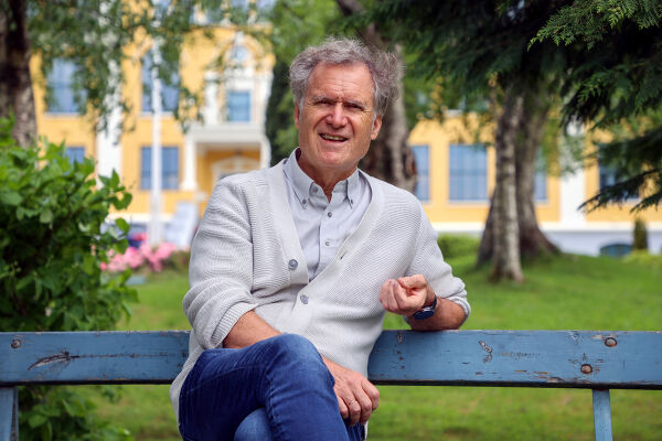 Professor på seks strengar