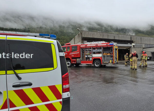 Evakuerte tilsette i industribrann