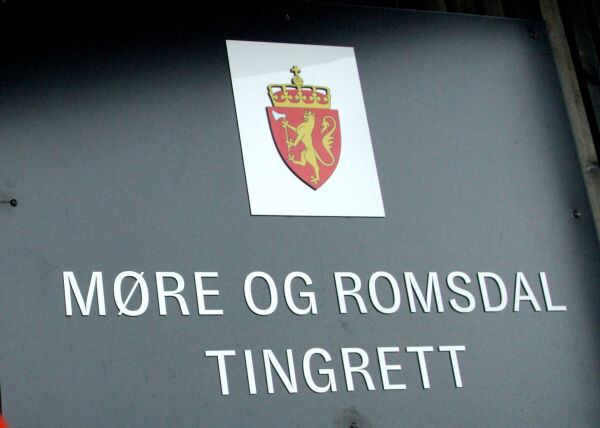Sett under tiltale for valdtekt