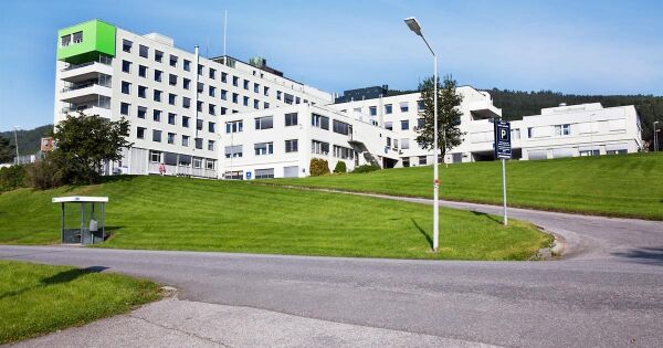 Tilsett ved Molde sjukehus har testa positivt på koronasmitte