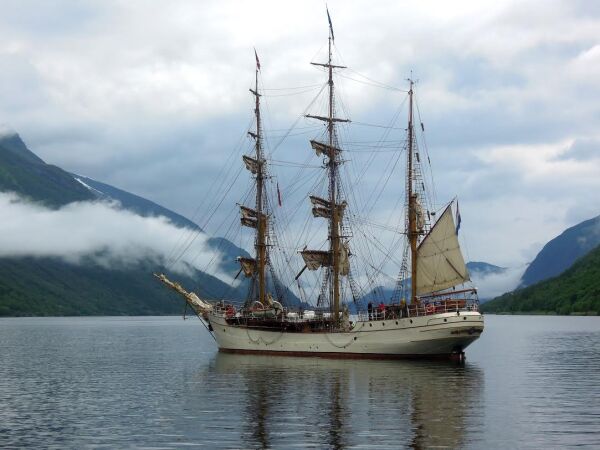 Flott Tall Ships- skute i Dalsfjorden