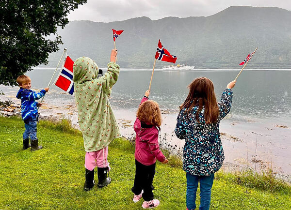 Kongeskipet ¨med kurs inn Austefjorden