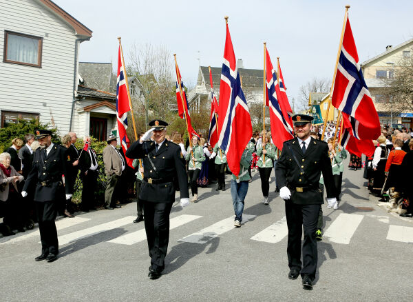 17. mai-tog utan uniformert politi