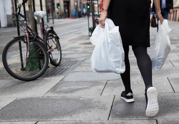 Nordmenn kjøper fire gonger så mange plastposar som svenskane