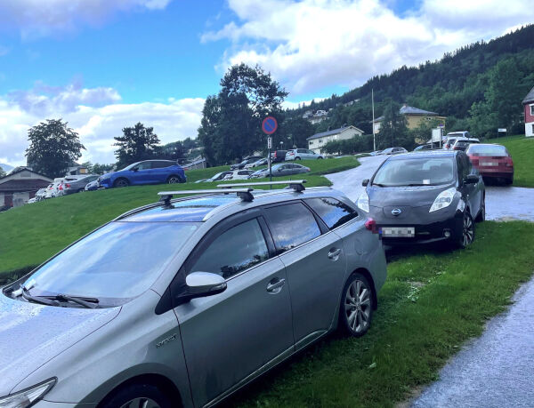 Mykje villparkering ved Høgskulen i Volda