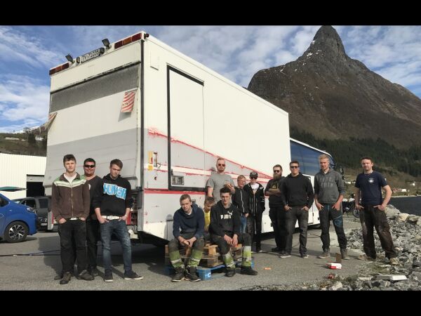 Nær tretti møtte opp for å pusse buss