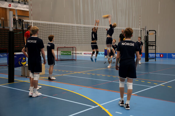 Olve, Håvard og Iven på ungdomslandslagssamling i volleyball