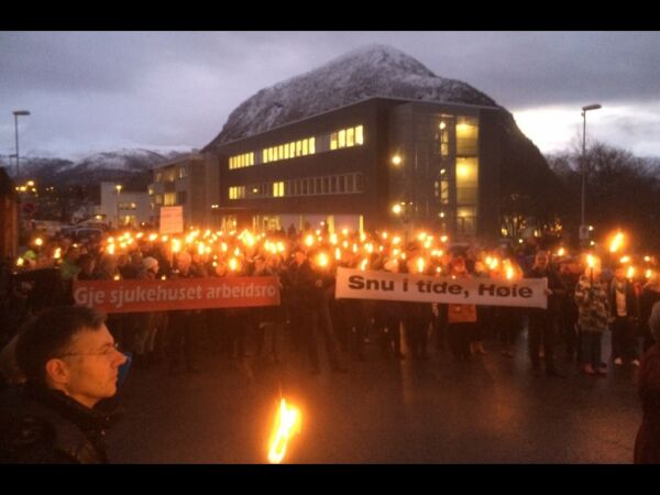 Høie møtt av folkehav