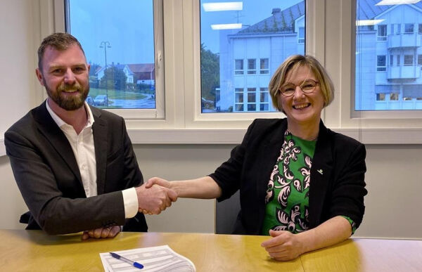 Signerte kontrakt for ombygging av Samfunnshuset
