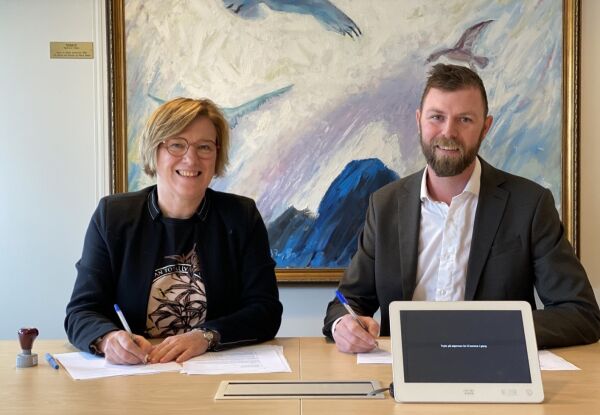 Har signert kontrakten for ny symjehall