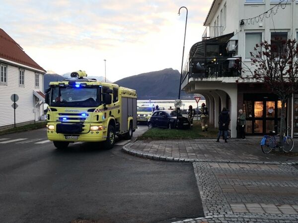 Kolliderte med lyktestolpe