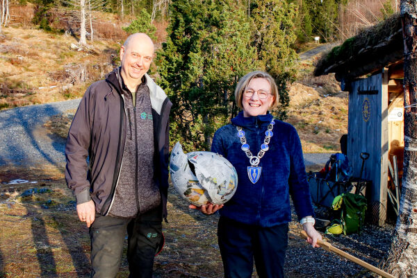 Piñata-knusing, båltenning og flott natur