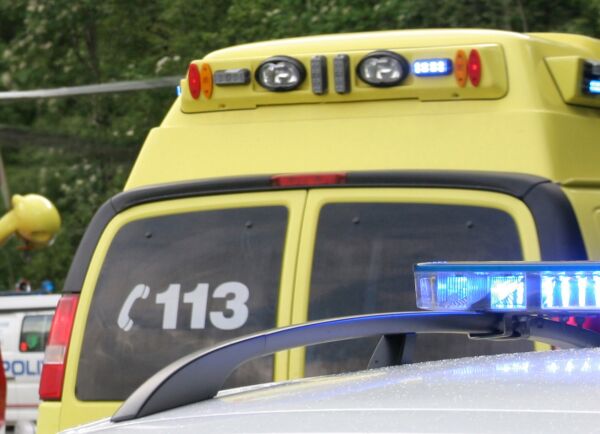 Ein til sjukehus etter å ha hoppa frå veranda