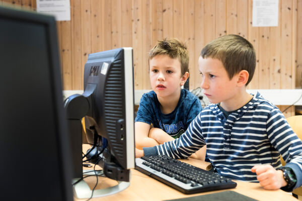 Barn og skjermtid: Kor mykje er eigentleg for mykje?
