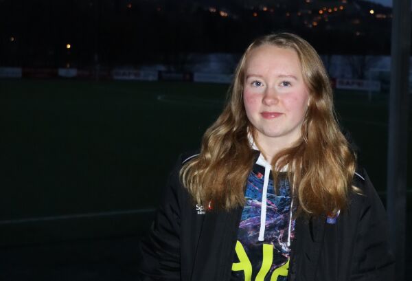 Volda-jente talar under 8. mars-markeringa på Youngstorget