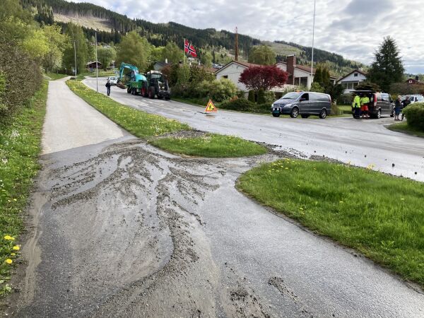 Stor vasslekkasje stenger Heltnevegen i Volda