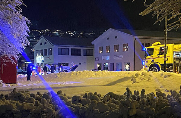 Bilkrasj midt i Volda sentrum