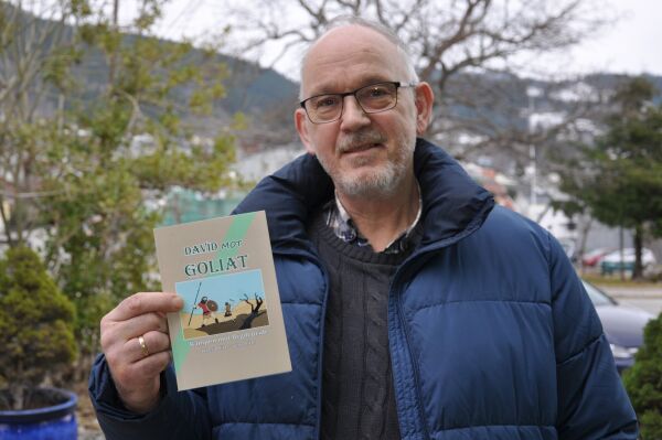 Hans Reite gir ut bok – utan filter