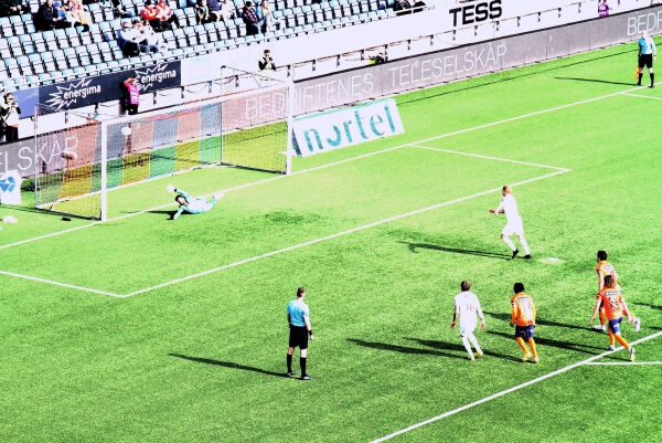 - Roleg utanfor fotballbana, på bana  fullstendig psykopat og klin gal