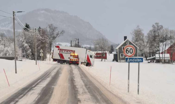 Vogntog sperrar vegen